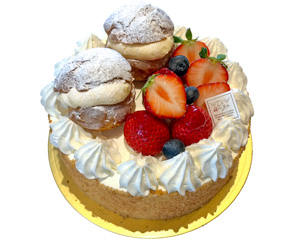 シュークリーム付きいちごのデコレーション